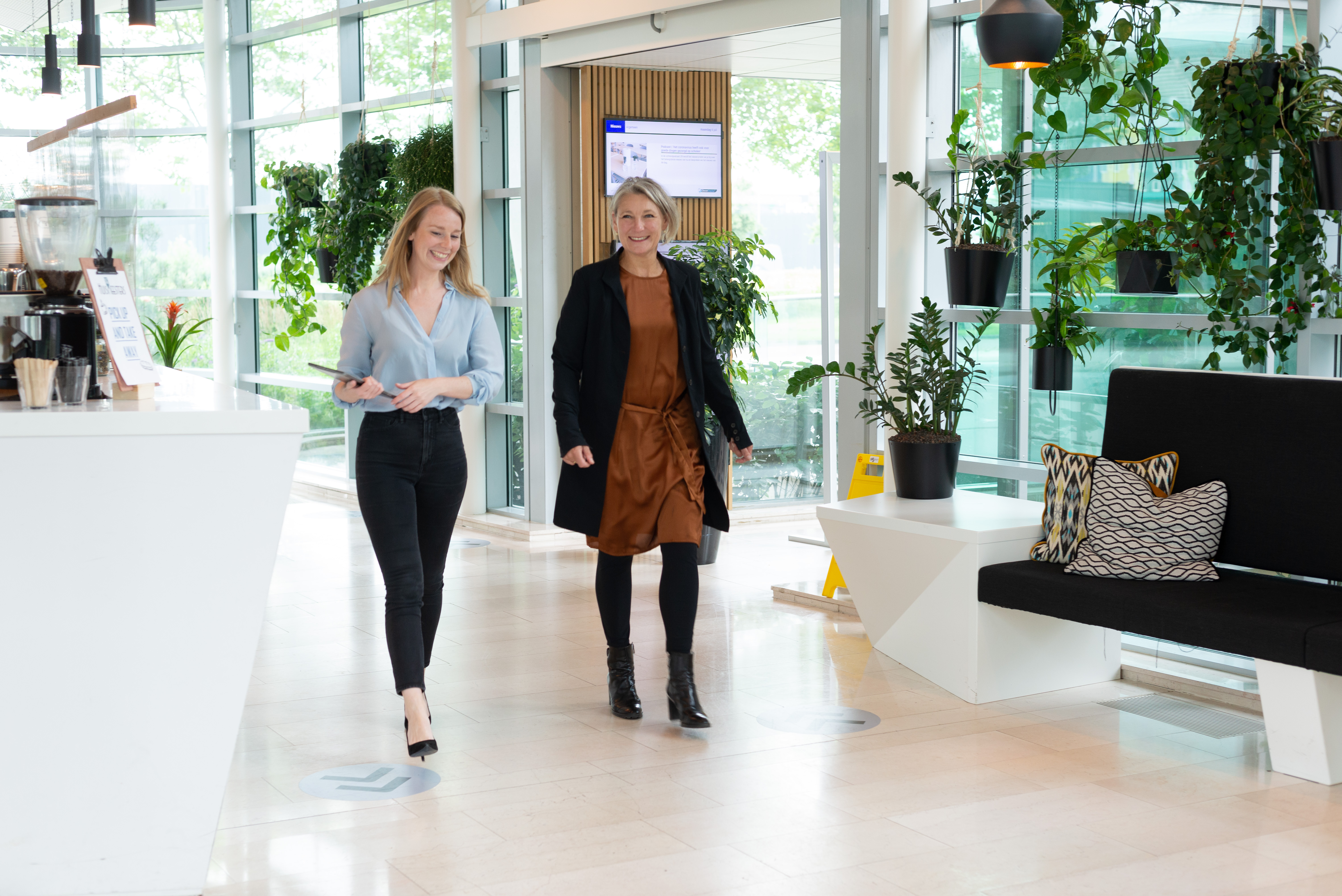 Anne en Hannie lopend door de lobby.jpg