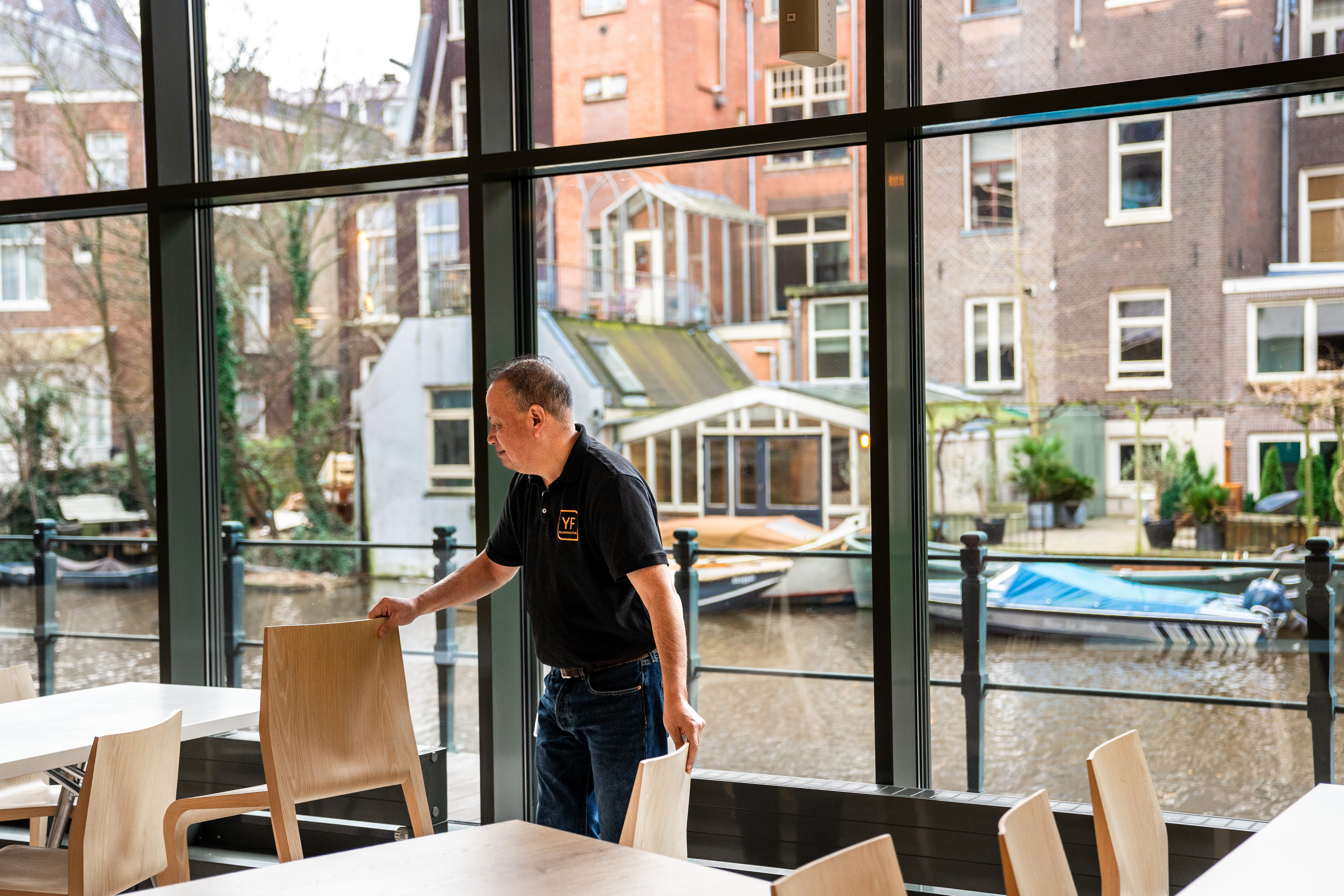 Andre verplaatst tafels en stoelen bij AFM.jpg