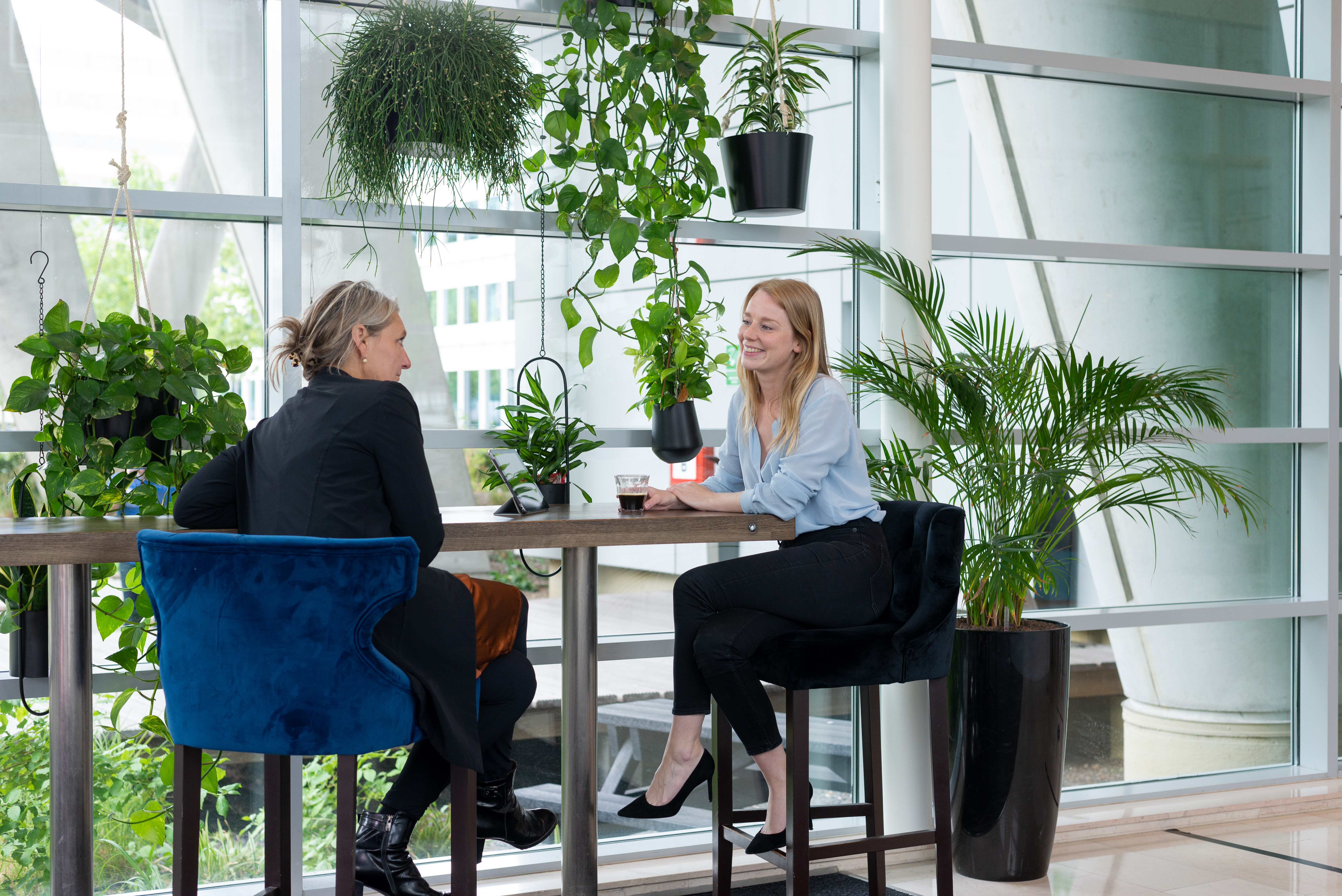 Hannie en Anne zittend in de lobby.jpg